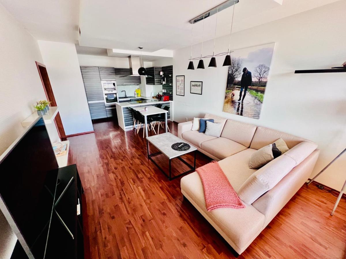 Bl Luxury Apartment, 24Hr Self Check-In, Free Private Garage Parking, Panoramic Views From Balcony, 5 Minute Walk To City Center Banska Bystrica Ngoại thất bức ảnh
